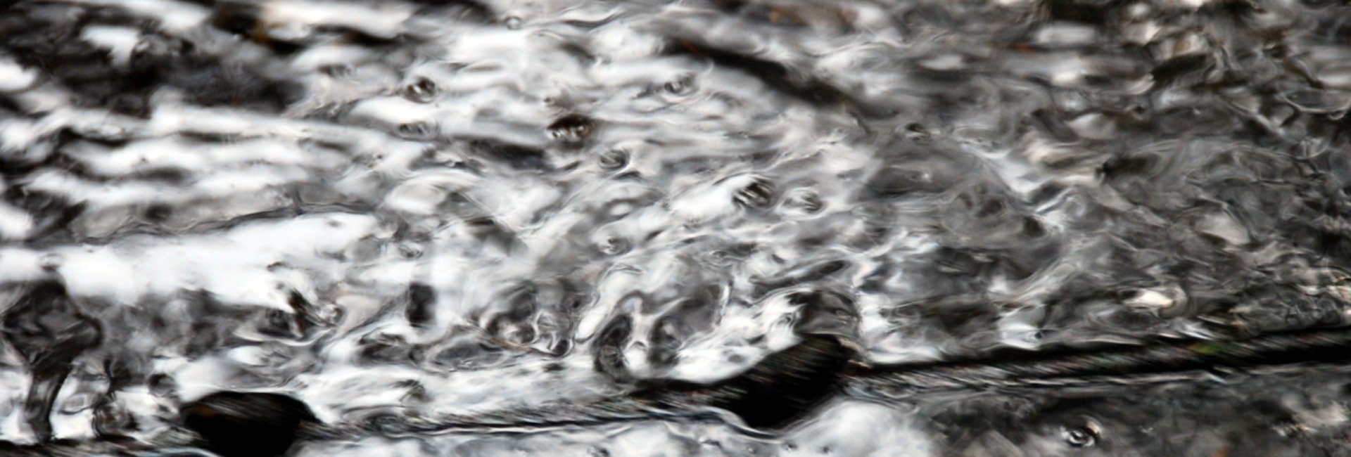 Regentropfen in Pfütze