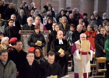 Gottesdienst Der Bischof von Speyer, der Kirchenpräsident der Evangelischen Kirche der Pfalz und Vertreter weiterer Konfessionen ziehen zu einem ökumenischen Gottesdienst in den Speyerer Dom ein